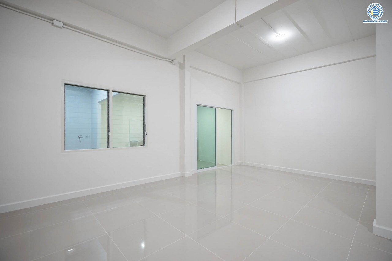 บ้านมือสองตกแต่งใหม่ โครงการ สวนกุหลาบ ติวานนท์-แจ้งวัฒนะ ติดถนนติวานนท์ ใกล้โรงเรียนสวนกุหลาบวิทยาลัย เนื้อที่ 27 ตร.ว. ฟังก์ชัน 3 ห้องนอน 2 ห้องน้ำ จอดรถได้ 1 คัน บนทำเลใกล้จุดขึ้นทางด่วน "ศรีรัช" และรถไฟฟ้าสายสีชมพู "สถานีปากเกร็ด"